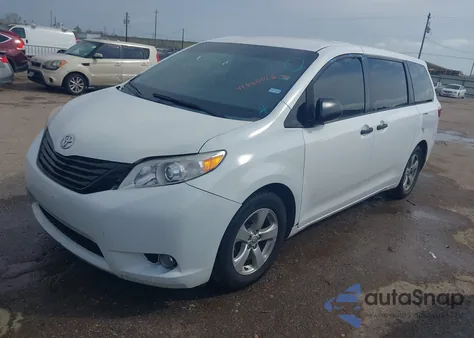 2015 Toyota Sienna L 7 Passenger z USA, uszkodzony, nr VIN 5TDZK3DC3FS528502